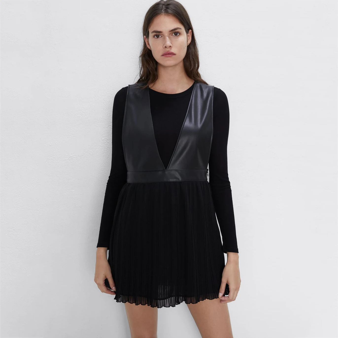 Осеннее Плиссированное мини платье с V образным вырезом черное Za женская модная