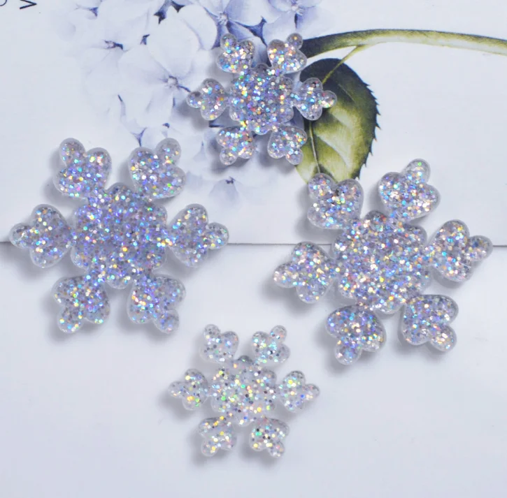 Искусственный снег для декора. Новогодние снежинки из блестящей бумаги. Снежинки пластиковые. Снежинки из блестящего фетра. Как сделать блестящую снежинку.