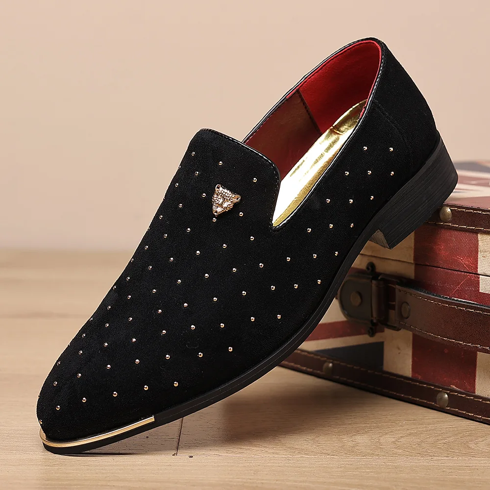 Chaussures Oxford pointues en daim avec couronne en métal pour hommes