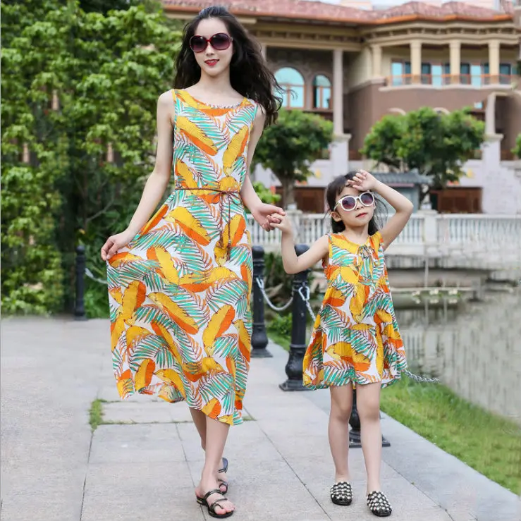 Mommy& Me/летнее одинаковое платье в цветочек без рукавов для всей семьи платье трапециевидной формы для родителей и детей