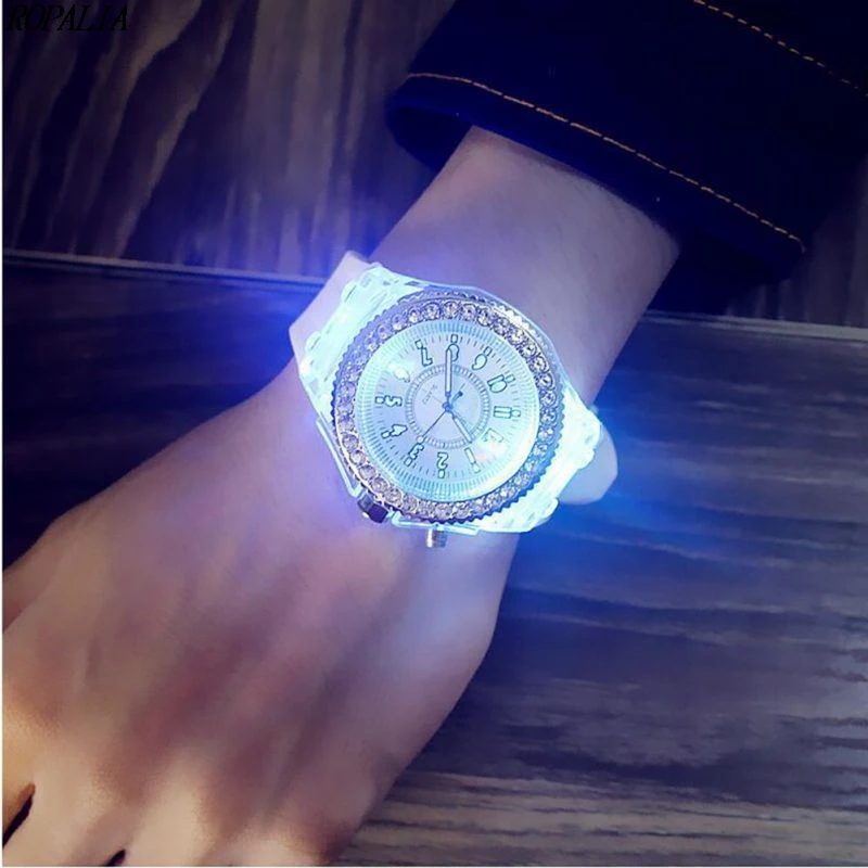 Для женщин Женева светодиодный Подсветка с украшением в виде кристаллов Кварцевые Спортивные Водонепроницаемый наручные часы