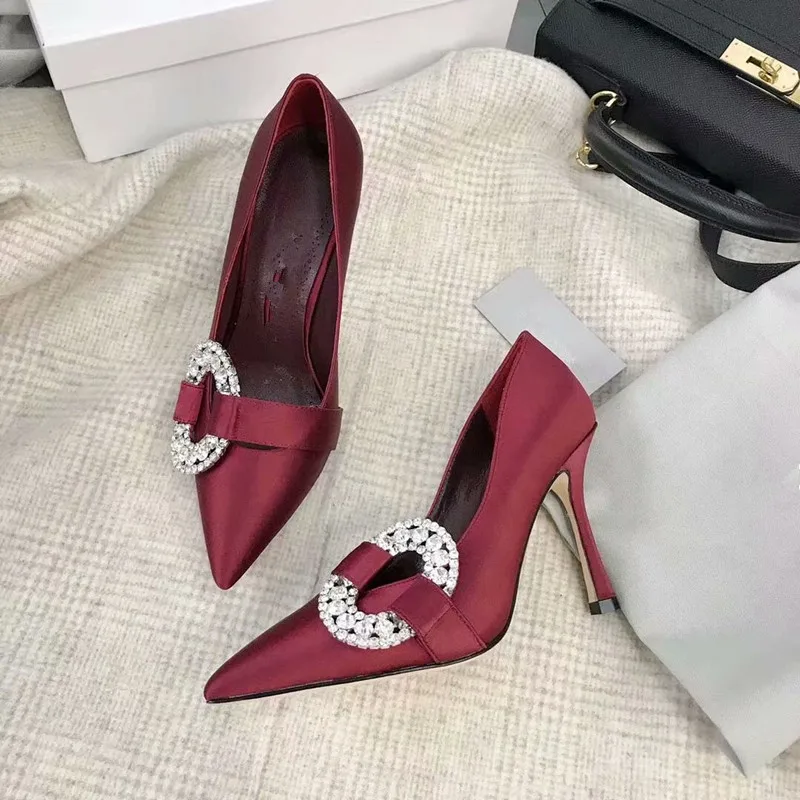 Женские туфли-лодочки; scarpe donna; женские туфли с острым носком на высоком каблуке; сезон осень; zapatos mujer; обувь с украшением в виде кристаллов; женские шелковые свадебные туфли с пряжкой