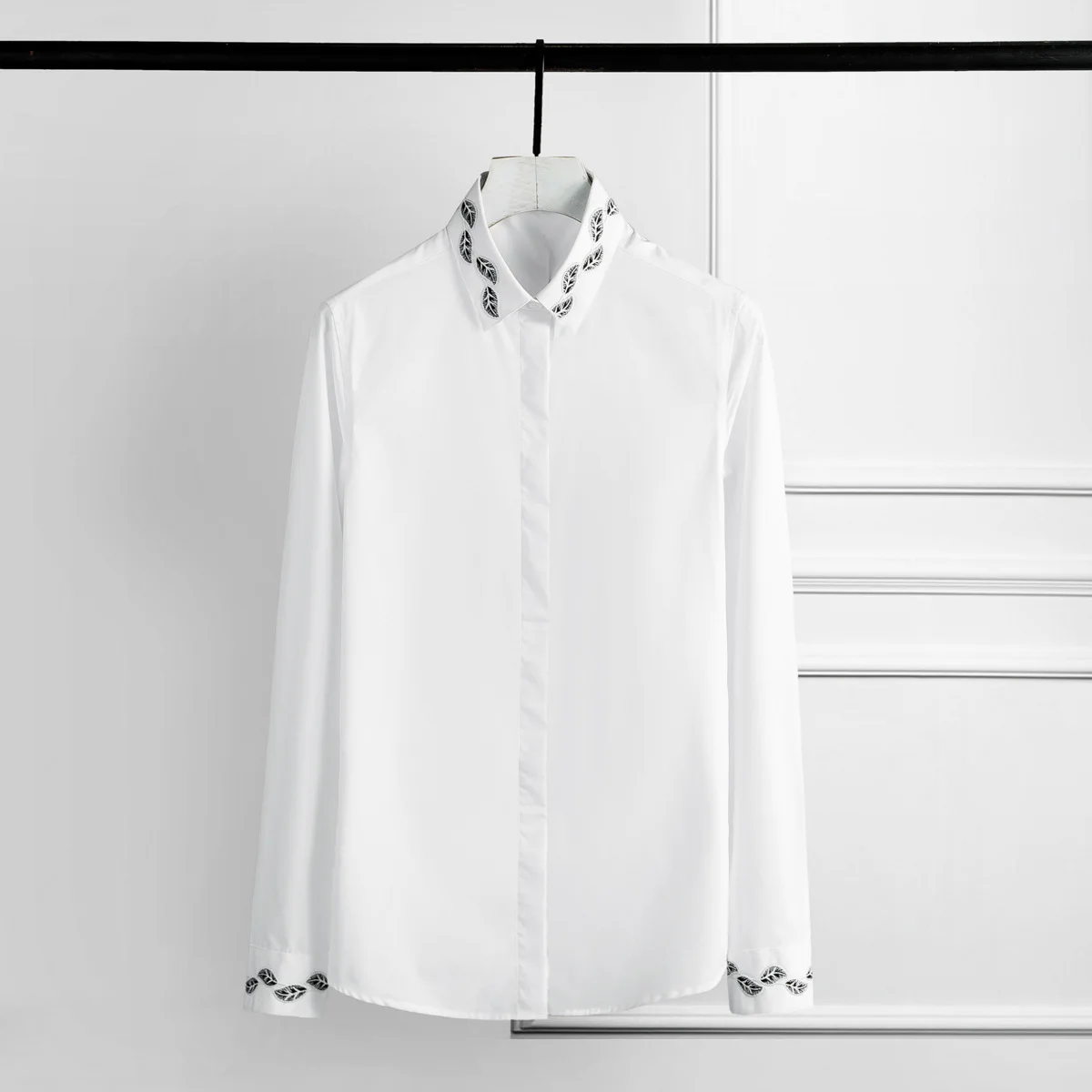 

Men Luxury Leaves Embroidery Long Sleeve Mens Dress Black White Slim Fit Man Plus Size Casual Shirts