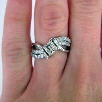 

Huitan Trendy Irregular Winding Wedding Rings With Middle Solitaire Square Cubic Zircon Stone Prong Setting Factory Direst Sale