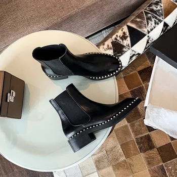 

Pearl style ChElSEY boots new winter 2020 round head thick heel short tube elastic and barefoot girl