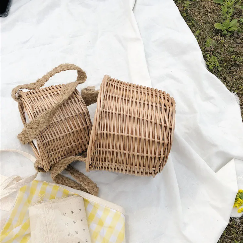Летние ведро мини сумки Популярные сумки с ремнем на плечо повседневные тканый Ротанг ручной работы сумки