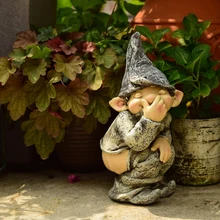 Эльф, который имеет движение кишки | дефекация держит нос рукой