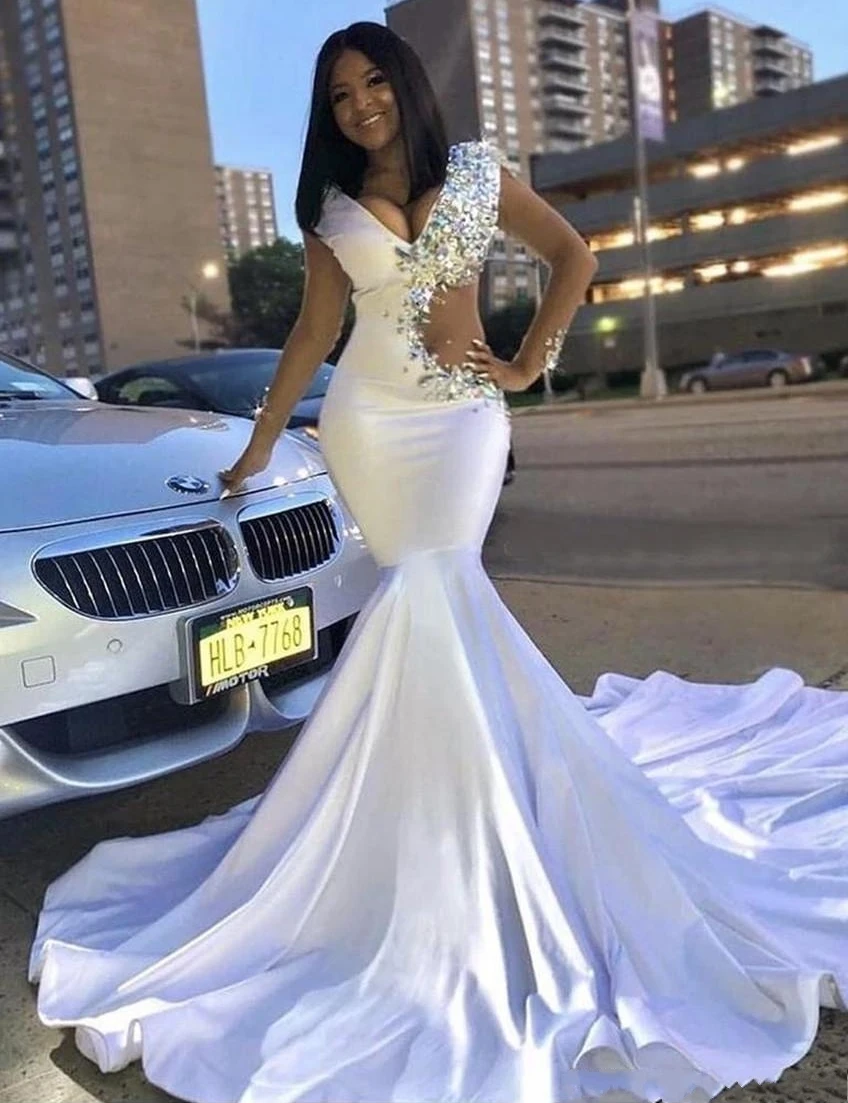 

2020 Hot African Wedding Dresses Mermaid Sexy V Neck Long Sleeve Black Girls Bridal Gowns Beads Crystal Cutaway Sides Vestidos