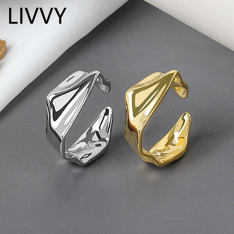 Обручальное кольцо LIVVY серебряного цвета классическое квадратной формы женская