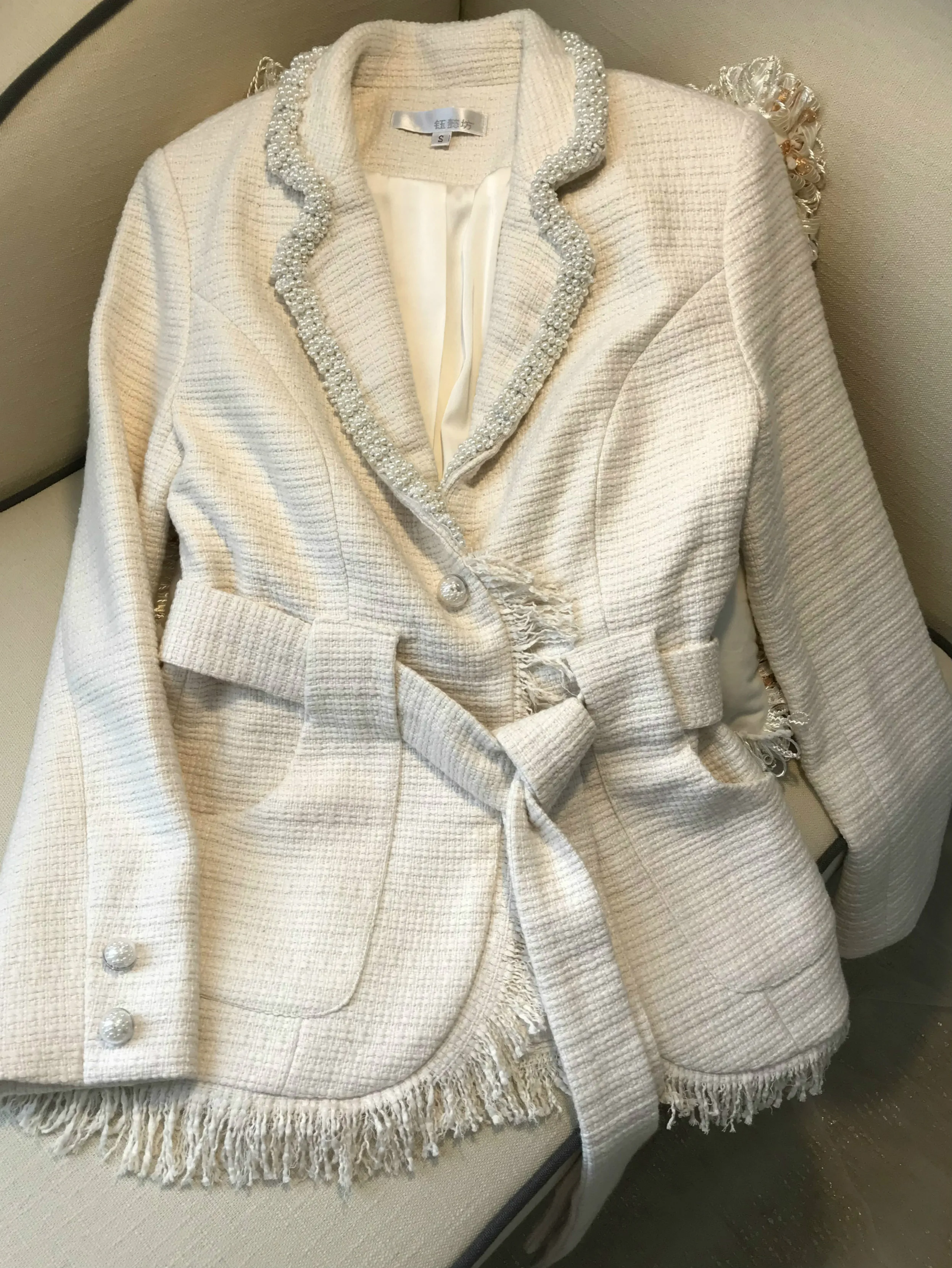 

New aristocratic wind ribbon pearl winter coat small sweet wind meters long white tweed