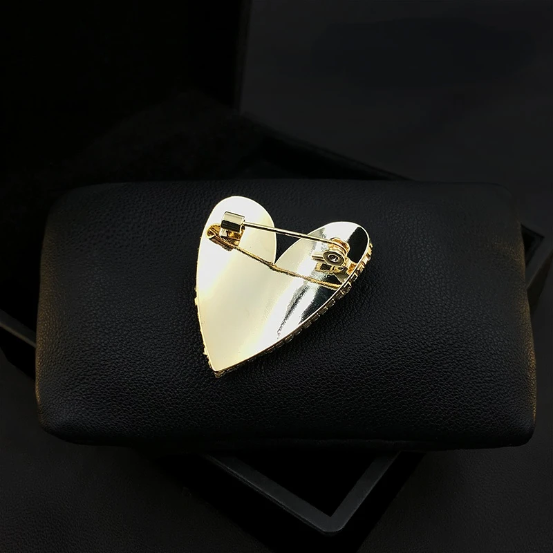 Elegant Pins Hand-Made Love Brooch High-End Lady Temperament Jewelry Corsage Heart-Shaped Suit Sweater Accessories Women Brooch
