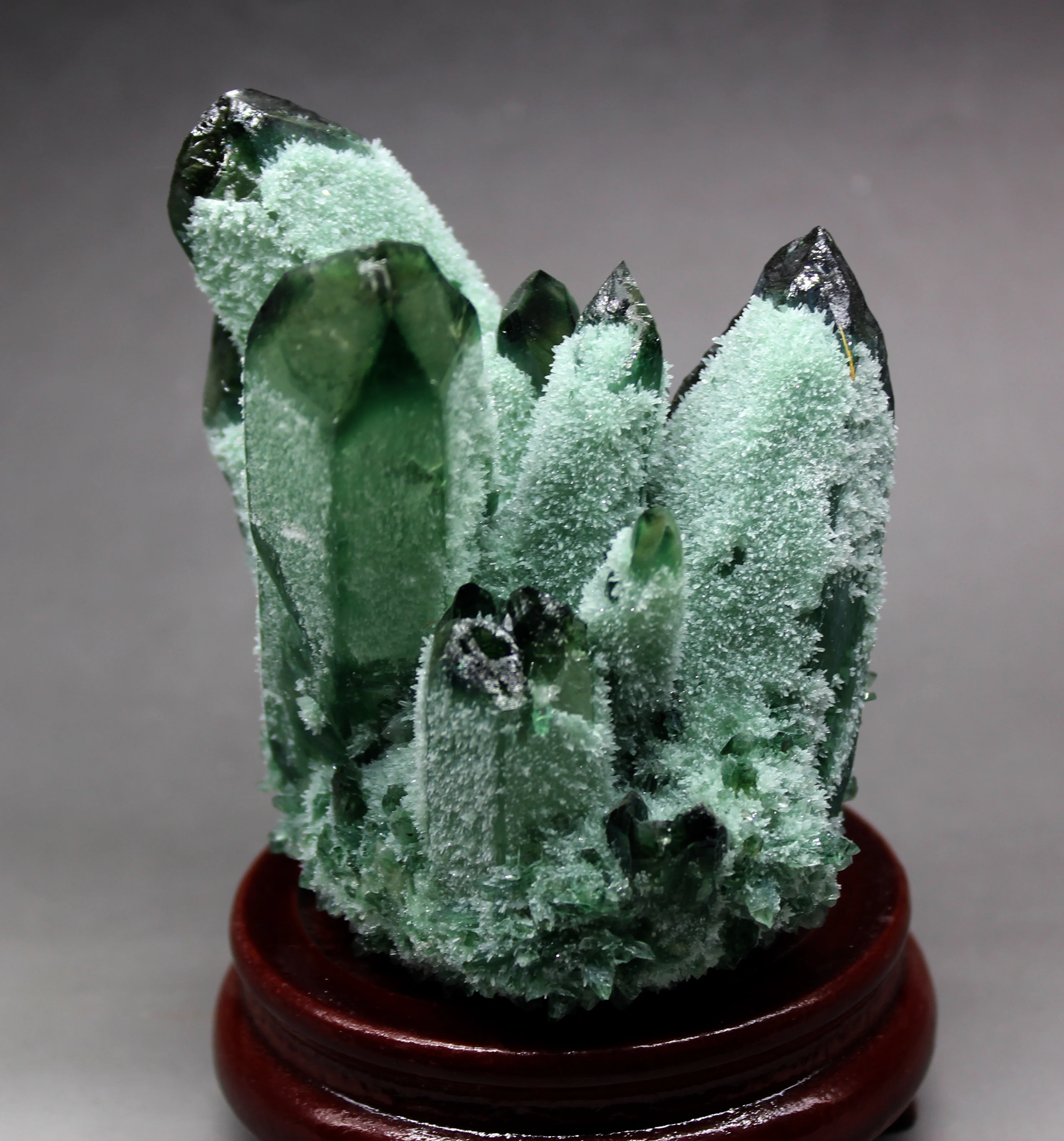 544 г натуральный зеленый Ghost Phantom Quartz кристалл кластера кристаллы и камни лечебные образцы деревянная основа