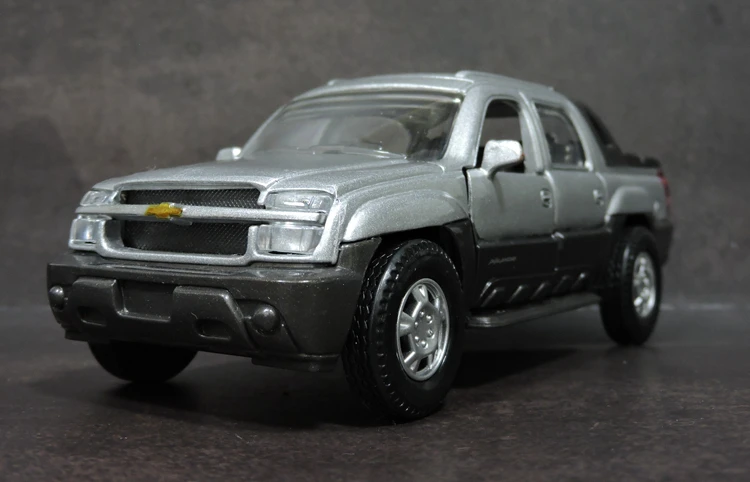 

Новинка, Классическая американская модель автомобиля Tahoe 1/32 из литого под давлением металла, коллекция с упаковкой