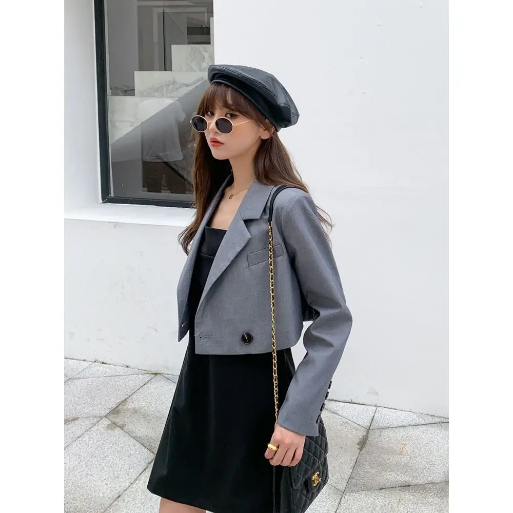 Stylish woman wearing a notched Korean-style cropped blazer in bold colors L gray