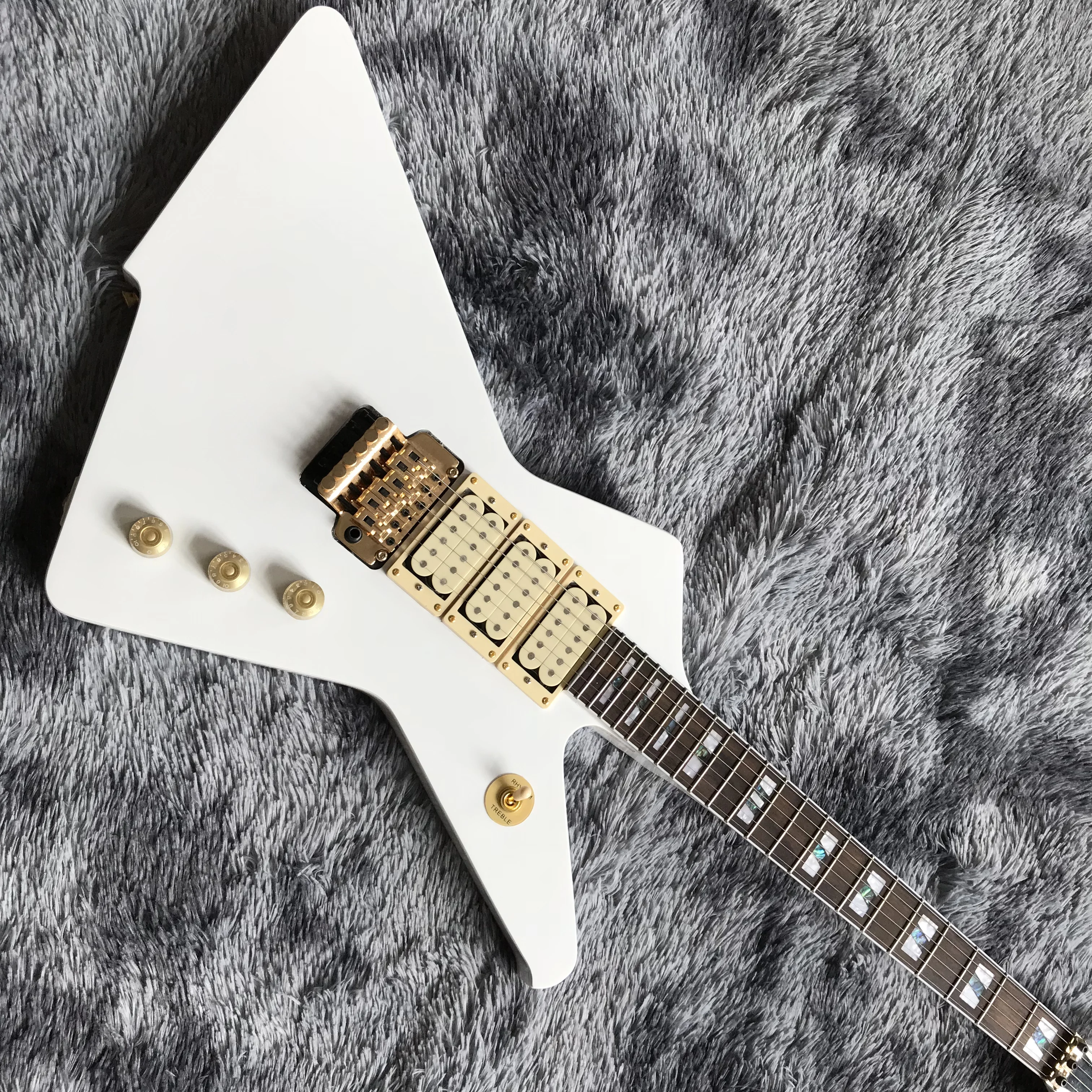 

Custom shop, electric guitar,Tremolo system, gold hardware, white, new, hot selling, provide personalized customization services