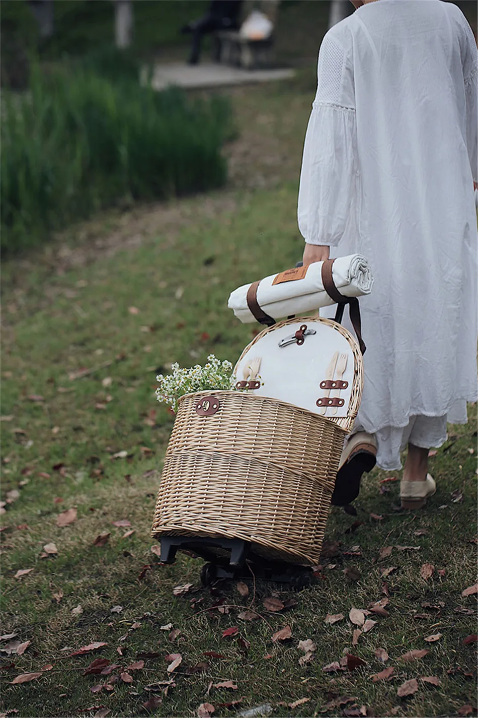 Rattan Trolley Picnic Basket Natural Wicker Weaving Lunch Baskets Wheels Family Outing Trip Picnic Bento Storage High Capacity