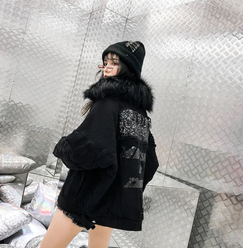 Женская зимняя куртка в стиле панк черная блестящая джинсовая с воротником из