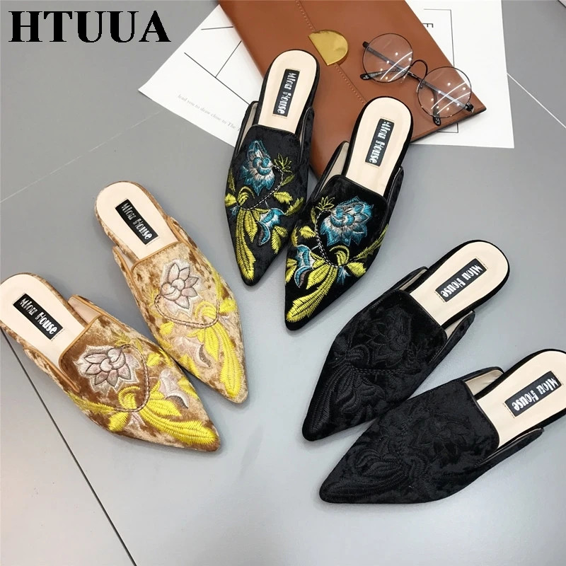 HTUUA золото бархатные Mules; Для женщин с вышитыми цветами тапочки острый носок обувь из флока на плоской подошве; шлепанцы без задника с открытыми пальцами Мокасины, лоуферы с цветочным принтом, с открытой пяткой для S2819