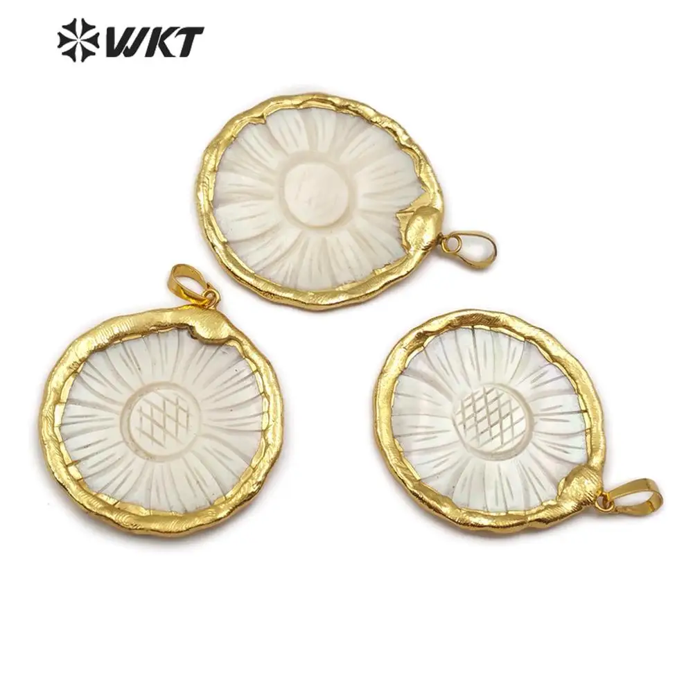 

WT-JP154 WKT Natural Shell Flowers Shape Gold Bezel Circular Pendant Women Fashion Necklace Pendant Jewelry