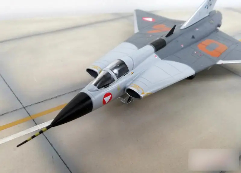 SAAB DRAKEN J350E Австрийские ВВС 04 1/72 литье под давлением модель самолета AV72