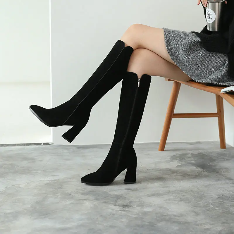 QUTAA/ г.; модная женская обувь с острым носком на высоком квадратном каблуке; лаконичные осенне-зимние сапоги до колена из коровьей замши на молнии; размеры 34-40