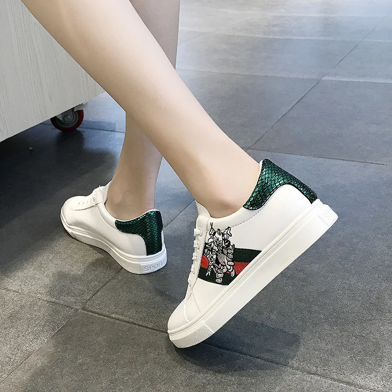

Three Little Pigs Embroidered Shoes White Shoes Versatile Korean-style Couples Sports Footwear Women's Fashion Small Bee round-T