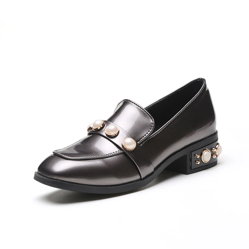 Маленькие кожаные туфли с жемчугом; женские блестящие лоферы на плоской подошве с квадратным носком; дизайнерские Оксфордские слипоны на толстом каблуке с заклепками; обувь в стиле Дерби - Цвет: gun-3