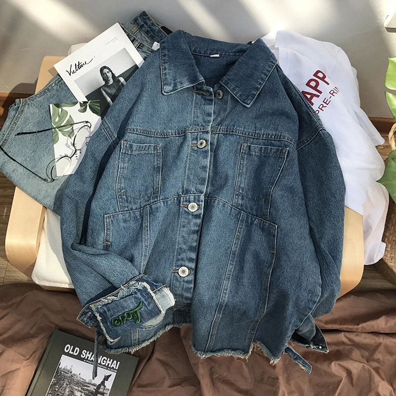 Осенняя джинсовая куртка с вышитым подолом