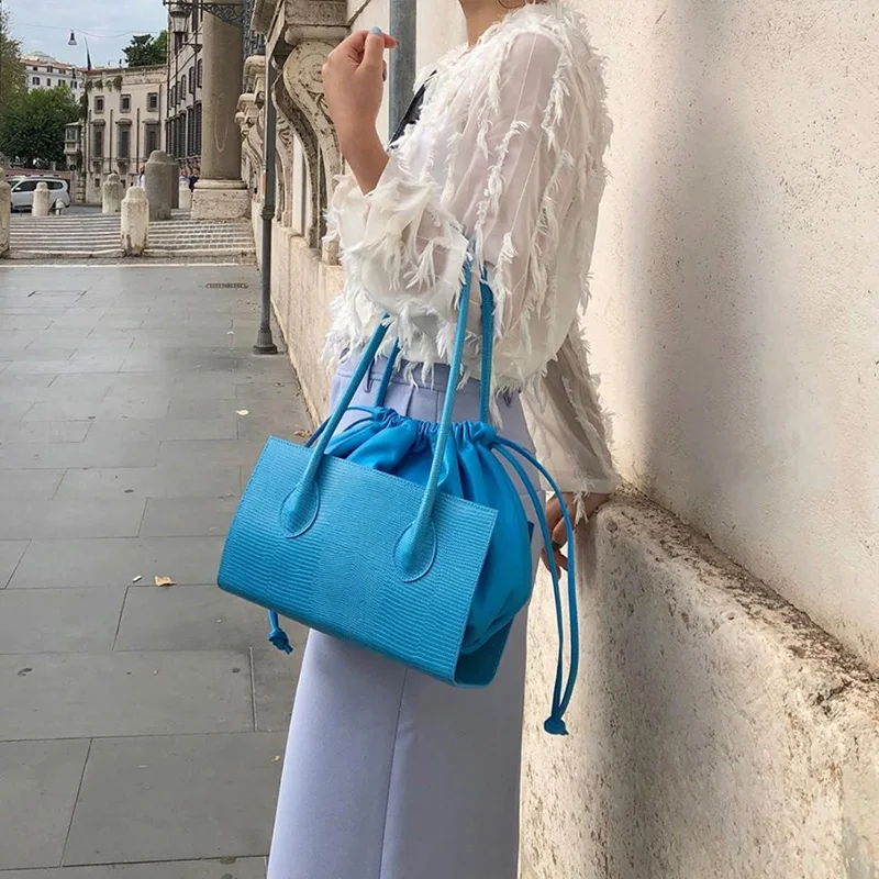 

Simple Bag 2020 New Trendy Niche Design New Super Fire Drawstring Underarm Bag Stitching Picture and Mother Bag Tote Bag louis