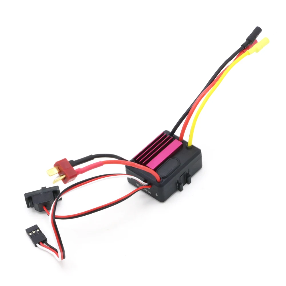 Variateur ESC 35A étanche pour voiture RC, installé dans un châssis avec des composants électroniques visibles.