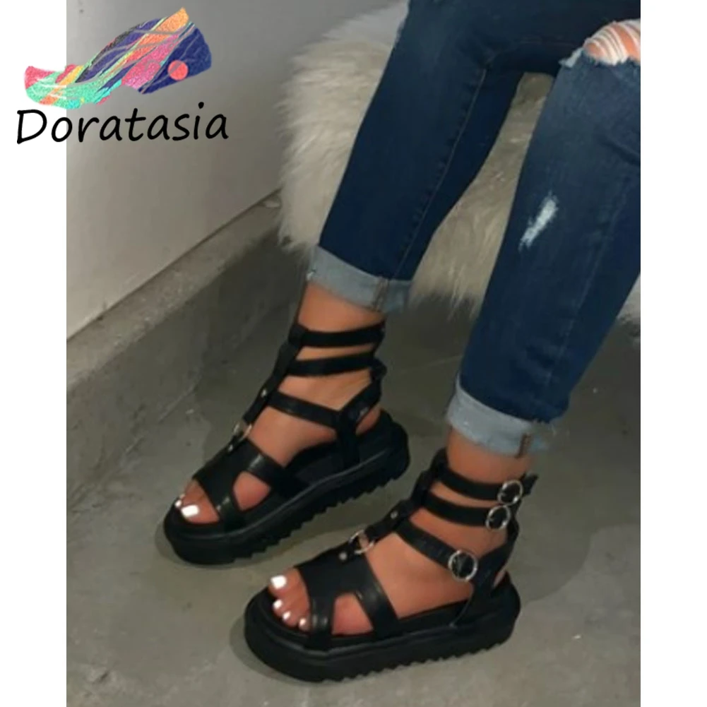 Женские босоножки в стиле ретро DORATASIA черные однотонные на плоской подошве с ремешком пряжкой платформе