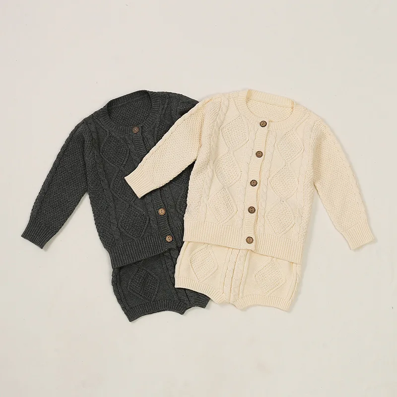 Красивый вязаный свитер для маленьких девочек; кардиган и Вязаные Короткие штаны; комплект из 2 предметов; модный костюм для малышей