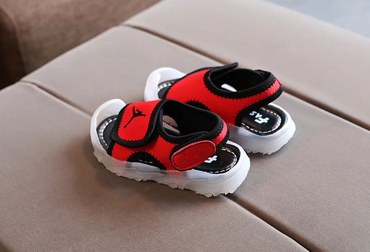 LED босоножки Girls Sandals 2021 New Summer Boys Beach Shoes Children Baby Cruella Non-slip Popular Breathable and Refreshing