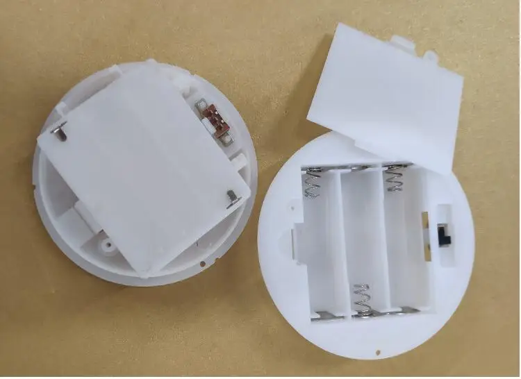 

20pcs/lot 3 X 1.5V AA Batteries Holder Box Case with Switch Cover 3 Slots 4.5V White Round Battery Base Socket Organizer