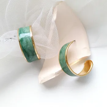 

2019 New Korean Fashion C Shape Geometric Enamel Alloy Hoop Earrings For Women Party Enamel Open Circle Brincos Jewelry