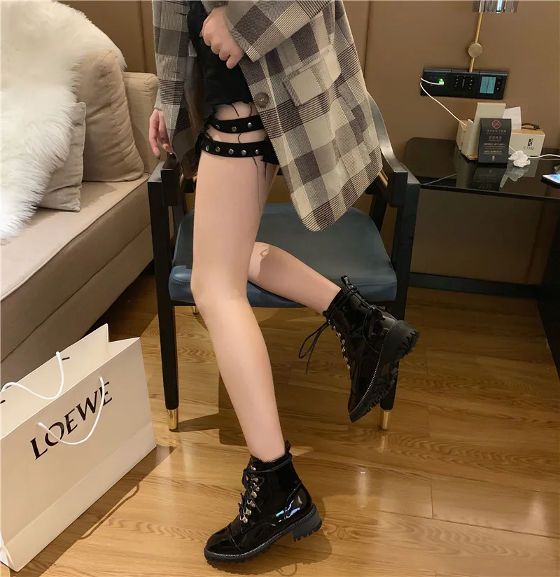 Женские зимние ботинки в стиле панк; bottes femme; ботинки в байкерском стиле с металлической цепочкой; Botines Mujer; коллекция года; зимние ботинки из лакированной кожи; женские ботильоны