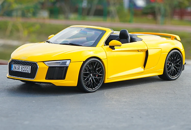 Оригинальный авторизованный оригинальный 1/18 масштаб Audi R8 V10 plus Новый литой под