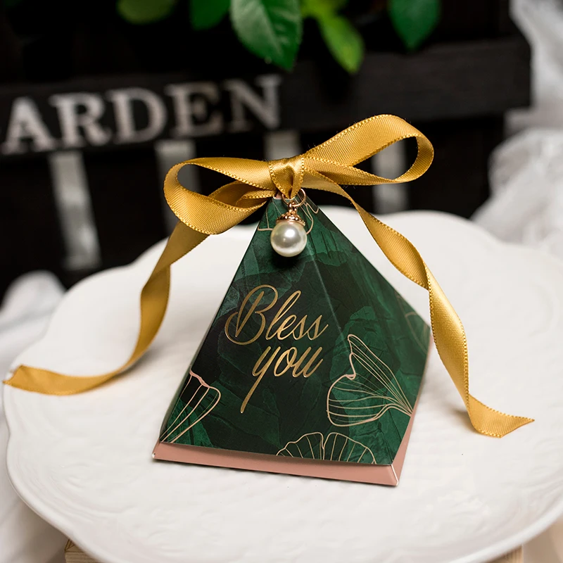 

luxury green triangular wedding candy boxes with ribbons pearl decor favors party supplies paper gift boxes casamento tablewares