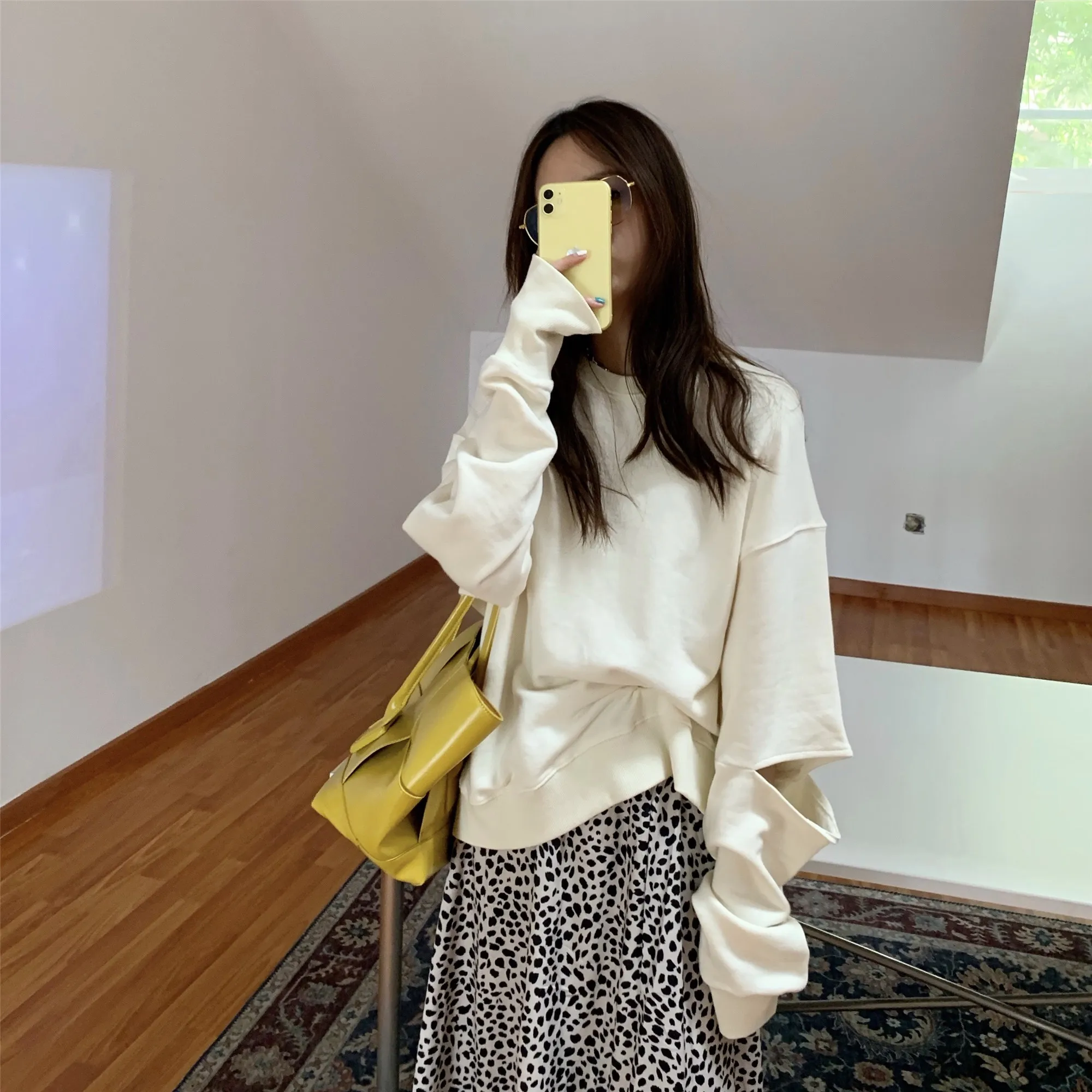 

Fashion new style, versatile, simple texture, regular style, open design, loose long-sleeved sweatshirts