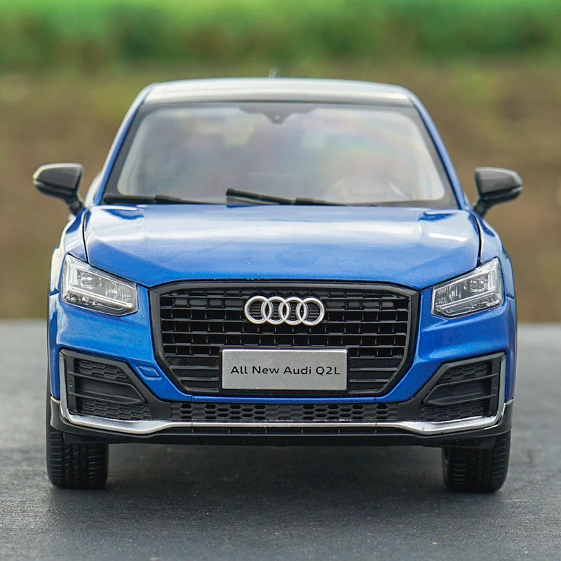 Blue Фабричный 1:18 Литой Сплав модель внедорожника все новые Audi Q2L литая модель автомобиля с маленьким подарком - Цвет: Blue