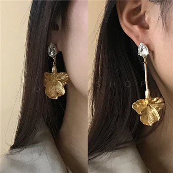 

Timeless Wonder Rhinestone Floral Stud Statement Earrings Women Jewelry Asymmetric Party Gown Top Rare Kpop Fancy Gothic 3343