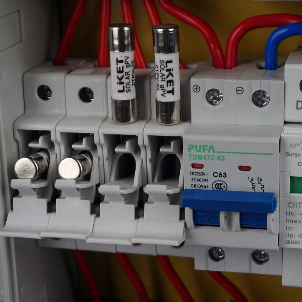 4 струны PV солнечный Combiner Box 10A выключатели Защита от перенапряжения молнии