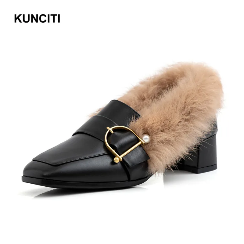 KUNCITI/женские зимние туфли-лодочки женская повседневная обувь из коровьей кожи с кроличьим мехом обувь на среднем квадратном каблуке с металлическим украшением размеры 34-41, Новинка