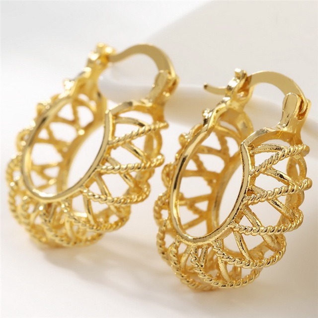 Simple Geometric Earring Small Circle Hollow Hoop Earrings for Women Golden Shiny Fashion Jewelry Wedding Party Gift