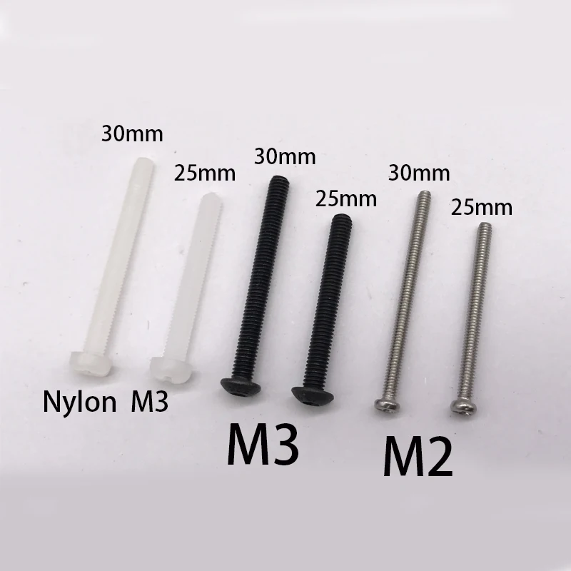 Gros plan sur les têtes de vis nylon M2 M3 pour drone, avec finition lisse et dimensions précises pour assemblage.