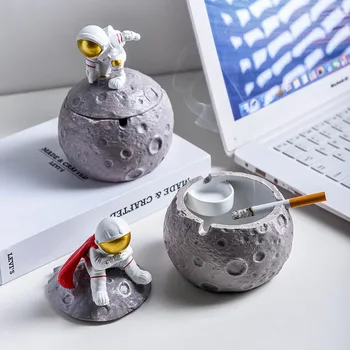 

Cartoon Creative Astronaut Resin Ashtray with Lid Home Decoration Astronaut Ornaments Space Dream Decor Smoking Accessories