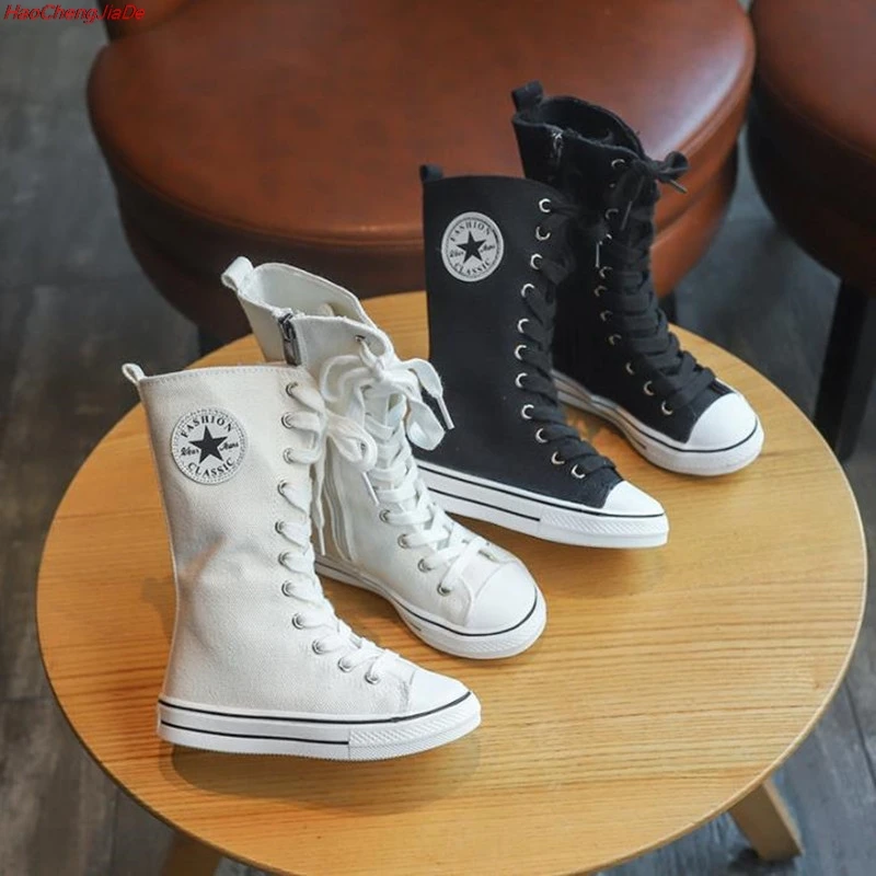 Baratos Zapatillas de moda de alta calidad para niños zapatos de lona de tela blanca y negra suave para niños y niñas botas Martin 2 colores