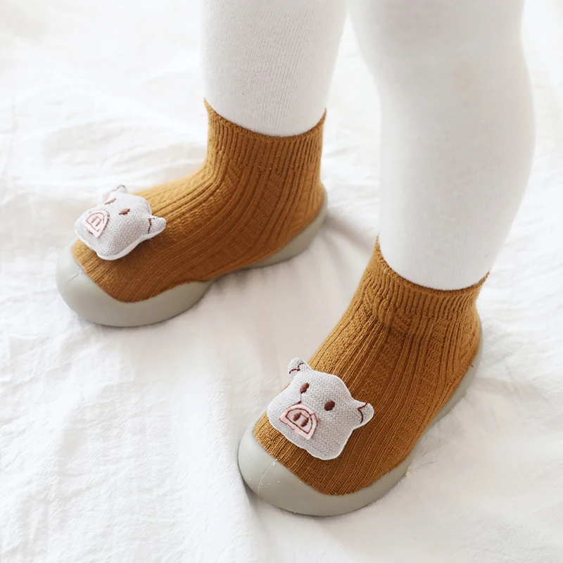 Новые детские носки обувь с резиновой подошвой для девочек и мальчиков, детские Нескользящие носки-тапочки с рисунком для малышей, носки для новорожденных весна, осень, зима