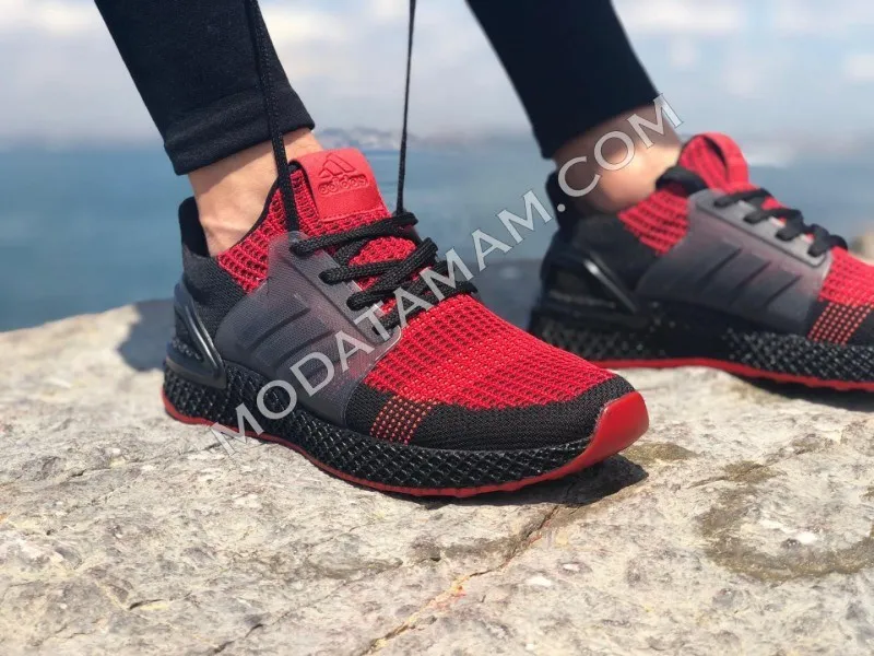 Черные и красные кроссовки для бега