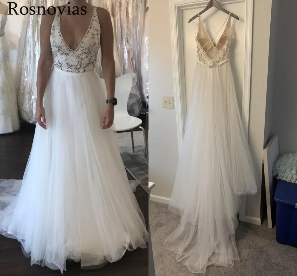 Платье свадебное кружевное с V-образным вырезом открытой спиной и шлейфом |